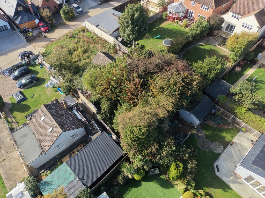 Lot: 55 - ONE-BEDROOM DETACHED COTTAGE FOR DEMOLITION ON APPROXIMATELY 0.14 ACRES OF LAND - Alternative view showing lot